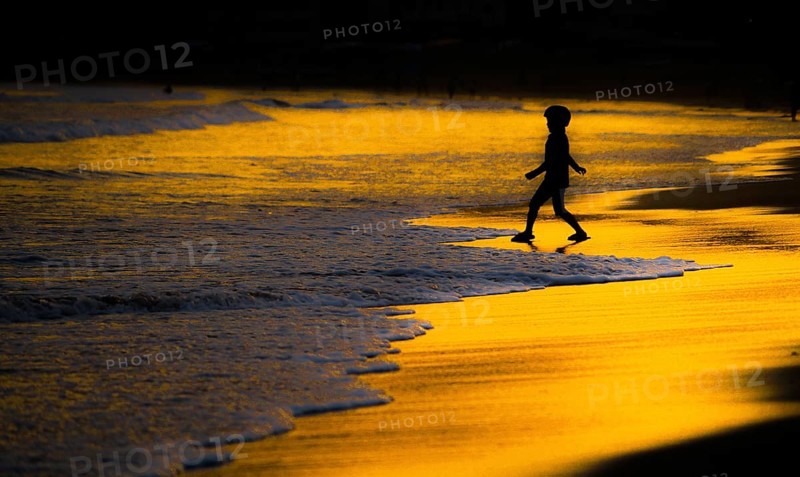 Children playing in the twilight of the beach. Shooting Location: Kamakura, Kanagawa Prefecture