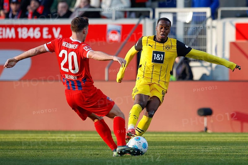 Germany: Soccer 1st Bundesliga, Matchday 20 - 1. FC Heidenheim vs. Borussia Dortmund - Voith-Arena Heidenheim: Luca KERBER 1. FC Heidenheim l. in a duel for the ball with Jamie GITTENS Borussia Dortmund