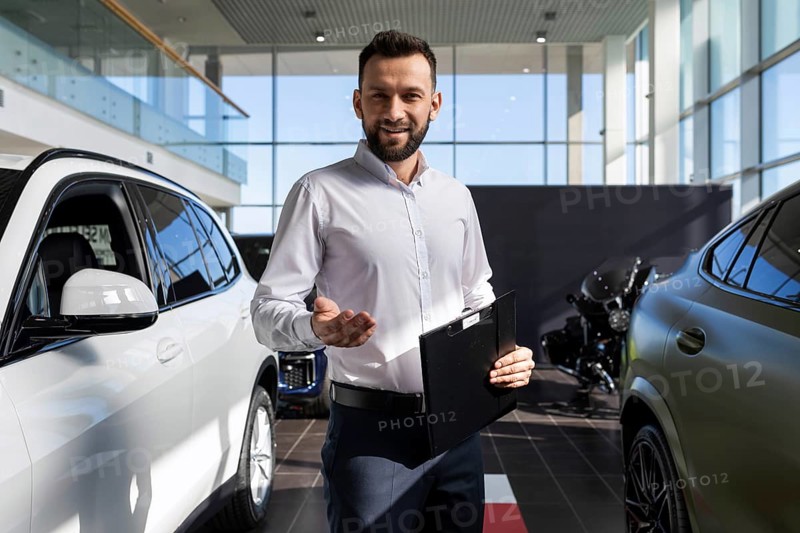 Sales manager with a unique offer for new cars in a car dealership