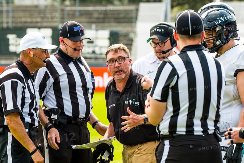 ELF/ Game : Munich Ravens at Stuttgart Surge on Aug. 13. 2023, in the Gazi Stadium, Stuttgart, Germany John Shoop/ Head Coach der Munich Ravens mit den Referees