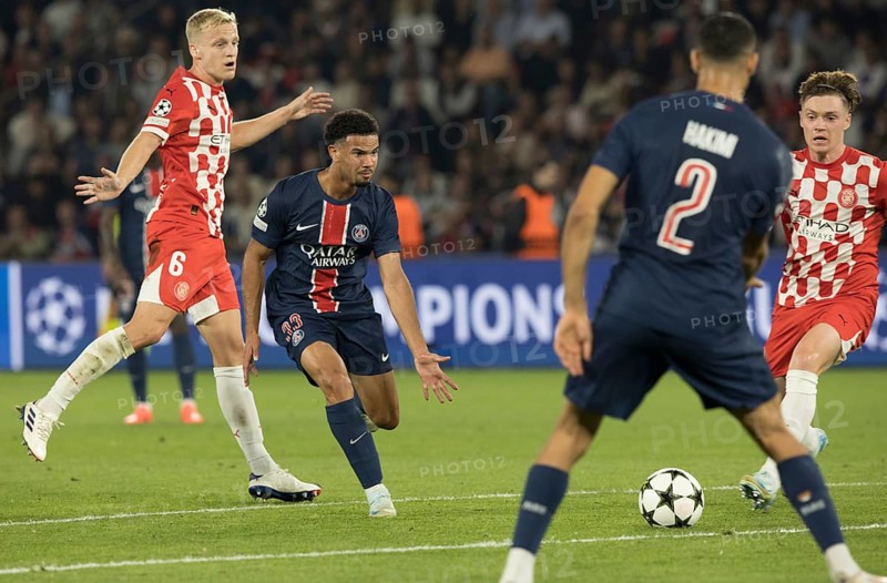 Football match, Viktor TSYGANKOV Girona FC right on the ball, Achraf HAKIMI 2 Paris St. Germain tries to stop him, left Donny VAN DE BEEK Girona FC and Warren ZAIRE-EMERY Paris St. Germain watch the scene, Parc des Princes football stadium, Paris
