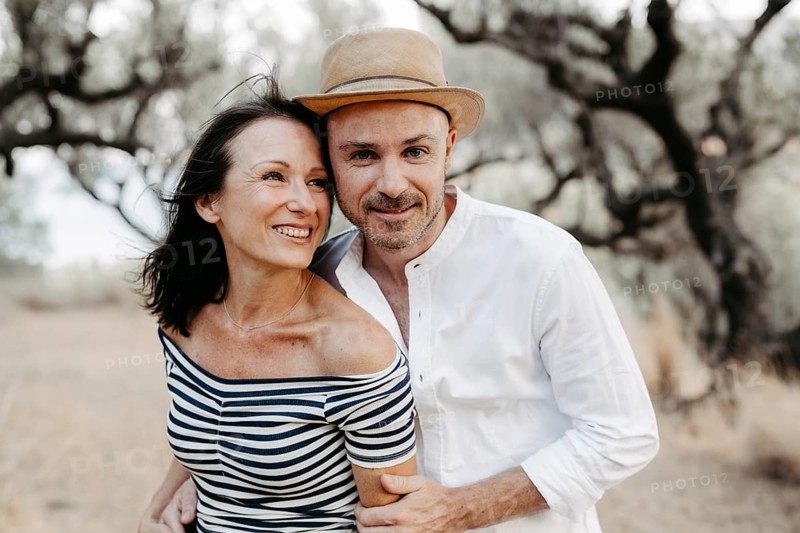 Lovers, 40+, outdoors