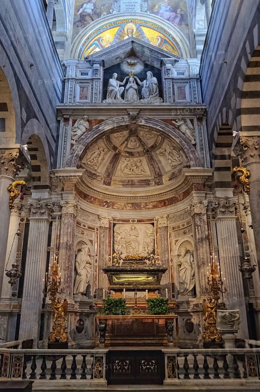 Altar of Saint Rainerius, the patron saint of Pisa and of travellers, in the Cathedral, Pisa, Tuscany, Italy