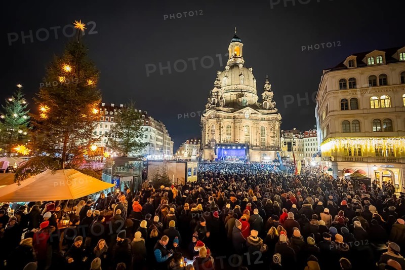 32nd Christmas Vespers and historic Christmas market on Neumarkt square in front of the Frauenkirche. According to the organisers, around 13, 000 people gathered for the traditional open-air vespers. Saxony's Protestant Bishop Tobias Bilz called for peace and humanity in his sermon. Dresden, Saxony, Germany