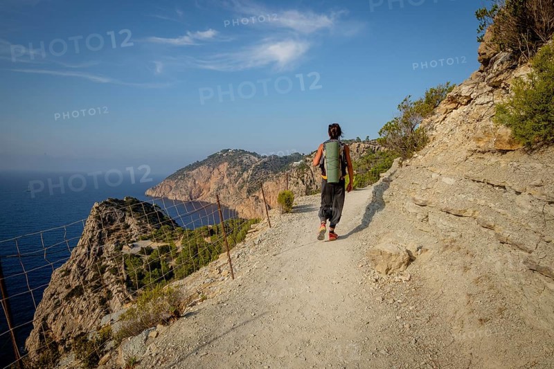 Wanderer auf dem Wanderweg Es Portitxol, Gemeinde Sant Joan de Labritja, Ibiza, Balearische Inseln, Spanien