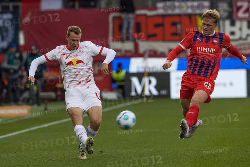 Football match, Mikkel KAUFMANN 1.FC Heidenheim right is too late, Lukas KLOSTERMANN RB Leipzig left crosses to the right, Voith-Arena football stadium, Heidenheim