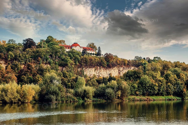 Autumn Landscape, River And Shores With Trees, Bushes And City Houses Marbach Am Neckar. Panoramic Aerial View Of The River In A City Park. Deciduous Trees, Golden Leaves. Autumn Landscape. Ecology, Pollution And Environmental Conservation, Fresh Air Themes. Marbach Am Neckar Is A Town About 20 Kilometres North Of Stuttgart. It Belongs To The District Of Ludwigsburg, The Stuttgart Region And The European Metropolitan Region Of Stuttgart