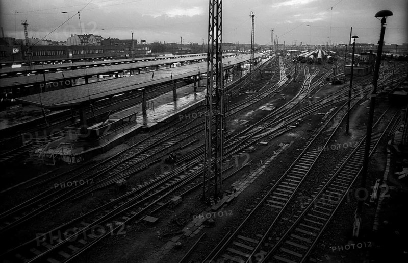 Germany, Berlin, 03.02.1992, Lichtenberg railway station, railway tracks, platform