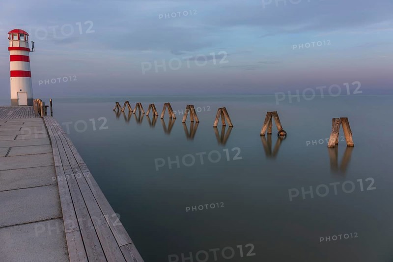 Morgenstimmung am See, Leuchtturm und Poller im Neusiedlersee, Podersdorf, Burgenland, Österreich