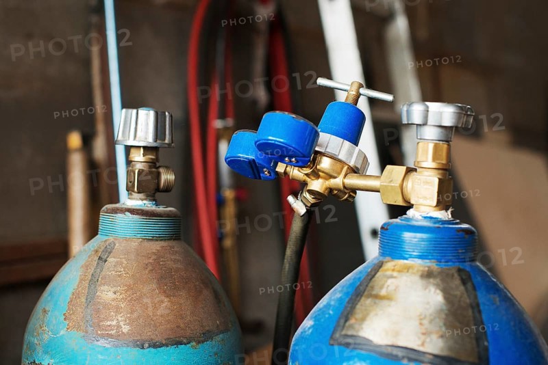 Propane gas balloons with pressure meter