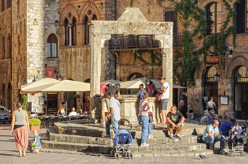 Tourists at the Cisterna, San Gimignano, Tuscany, Italy
