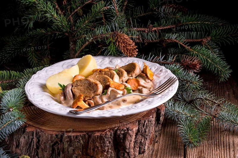 Potatoes with pork medallions and chanterelle sauce