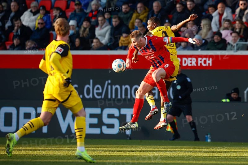 Germany: Soccer 1st Bundesliga, Matchday 20 - 1. FC Heidenheim vs. Borussia Dortmund - Voith-Arena Heidenheim: Captain Patrick MAINKA 1. FC Heidenheim left in aerial battle for the ball with Serhou GUIRASSY Borussia Dortmund for the ball, in the foreground Julian BRANDT Borussia Dortmund