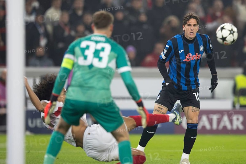 Football match, Nicolo' ZANIOLO Atalanta Bergamo right, concentrates as Anrie CHASE VFB Stuttgart defends the ball in front of him with an outstretched leg, goalkeeper Alexander NÜBEL VFB Stuttgart is ready to defend the ball, Stuttgart Arena, Stuttgart