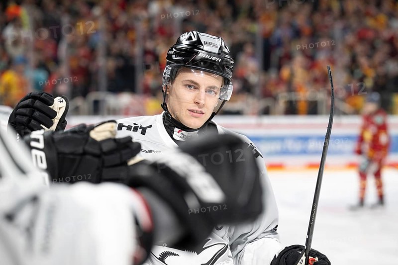 PSD Bank Dome, Düsseldorf, North Rhine-Westphalia, Jan-Luca Sennehnn (Koelner Haie, #17), PENNY DEL, Düsseldorfer EG- Kölner Haie on 24.01.2025 at the PSD Bank Dome in Düsseldorf Germany