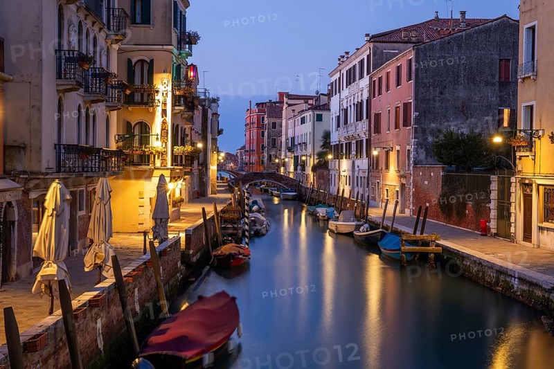 Morgenstimmung, Boote in einem Kanal, blaue Stunde in der Morgendämmerung, Langzeitbelichtung, Venedig, Italien