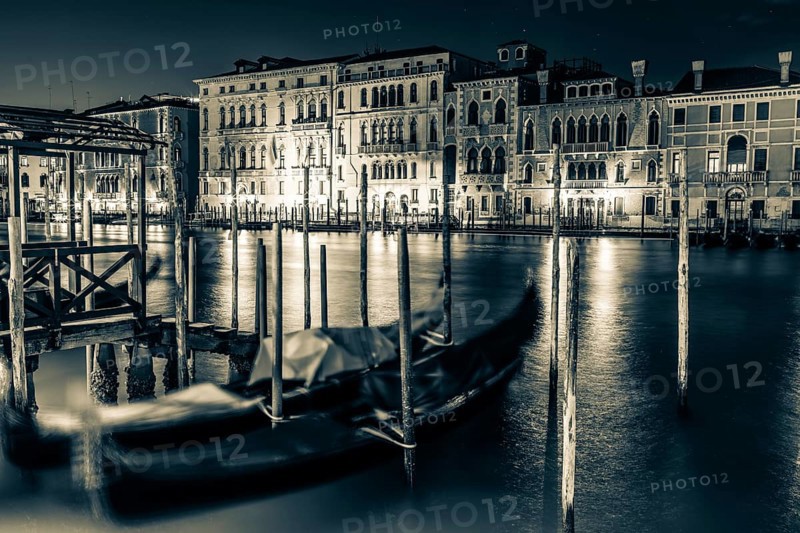Venetian gondolas, boat dock at the customs office on the Grand Canal, Gondola Traghetto Dogana, long exposure, night shot, Venice, Veneto, Italy