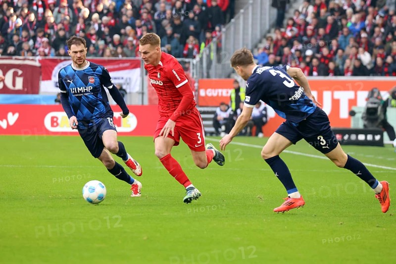 Attacking: Philipp Lienhart (SC Freiburg) is attacked by Budu Zivzivadze (FC Heidenheim) and Jan Schöppner (FC Heidenheim) during the 1st FBL match: 24-25: 21st sept. SC Freiburg - 1. FC Heidenheim DFL REGULATES PROHIBIT ANY USE OF PHOTOGRAPHS AS IMAGE SEQUENCES AND/OR QUASI-VIDEONan Photo: Joachim Hahne/johapress, Freiburg, Germany / Germany