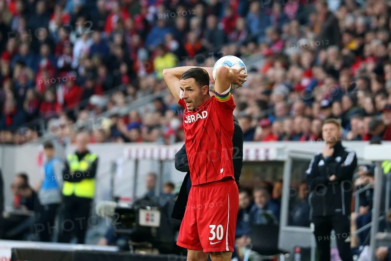 Christian Günter (SC Freiburg) taking a throw-in during the 1st FBL: 24-25: 1st FBL: 24-25: 9th Sptg. SC Freiburg - FSV Mainz 05 DFL REGULATIONS PROHIBIT ANY USE OF PHOTOGRAPHS AS IMAGE SEQUENCES AND/OR QUASI-VIDEONan Photo: Joachim Hahne/johapress, Freiburg, Germany / Germany