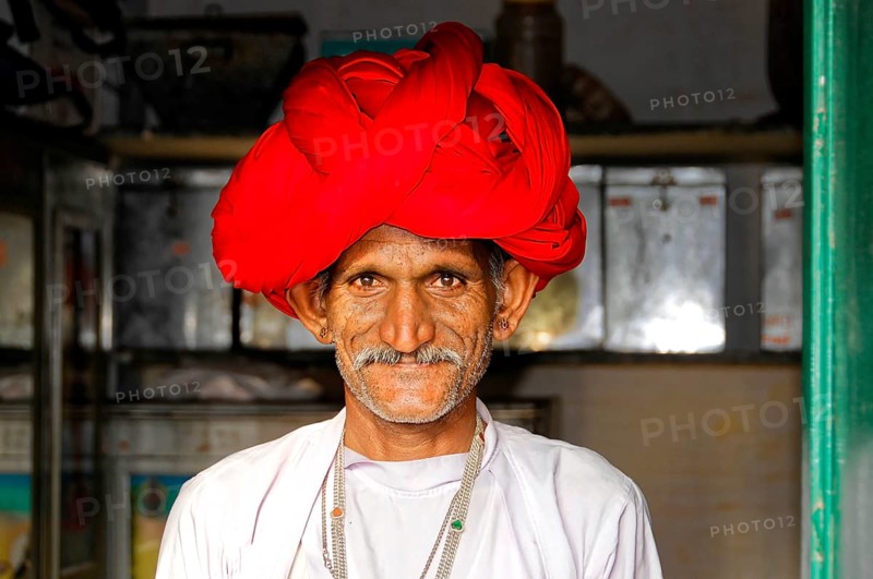 Ranakpur, Ranakpur, Rajasthan, Man with red turban in traditional clothes and silver jewellery, Rajasthan, North India, India