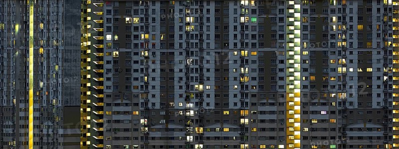 Moderne Wohnung Gebäude in der Nacht . Fassade eines modernen Apartmentgebäudes