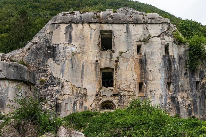 The Koro?ka fort on the slope of Mt. Rombon was built as a support to the Klu?e Fort, between years 1897 and 1900, i.e. in Austria-Hungary. Med prvo svetovno vojno je bila zaradi silovitega italijanskega obstreljevanja mo?no po?kodovana. Today, informative signs have been placed next to the debris of the fort. Access to Fort Hermann: By foot, from the Klu?e Fort, on a wide marked route, which is carved into a rocky slope, through a 100 m long illuminated stone tunnel and then on the left path that climbs the Rombon. The walk to the fort takes a little less than half an hour