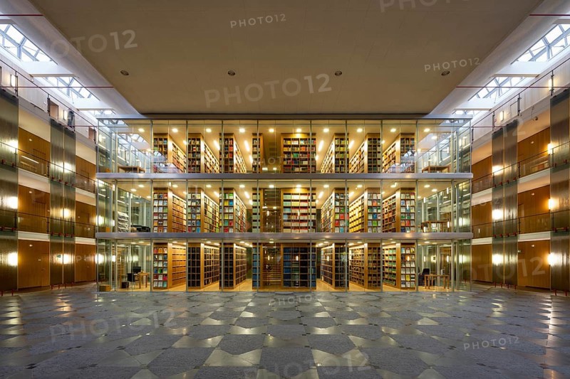 Münster, Constitutional Court for the State of North Rhine-Westphalia, foyer with glass library