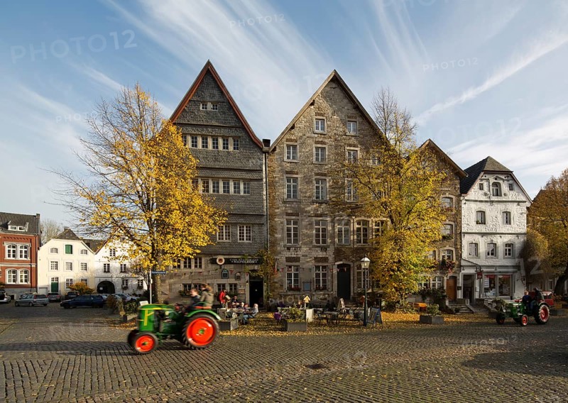 View from the west over the Benediktusmarkt with historic tractors