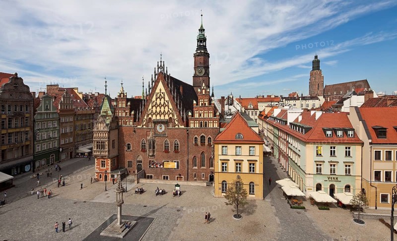 View from the east, tracery gable around 1500, astronomical clock 1580, Gothic oriel of the town hall chapel below, pillory 1492 on the left, St Elisabeth's Church on the right