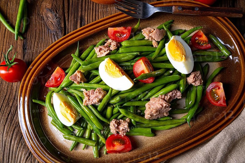 Rustic green bean salad with egg and tuna