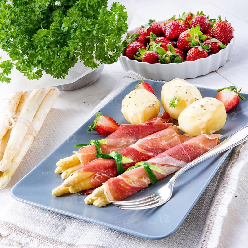 Asparagus ham rolls with strawberries and hollandaise