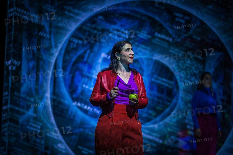 Operation Mindfuck, A wild ride through filter bubbles, conspiracy theories and unbelievable historical events ? based on a true story, but not really. A real mindfuck. In a production by the Gorki Theatre (Berlin) . Director: Yael Ronen, stage: Magda Willi, costumes: Amit Epstein. With: Maryam Abu Khaled, Aysima Ergün, Orit Nahmias, Taner ?ahintürk, Till Wonka. Photo rehearsal on 25.05.2022