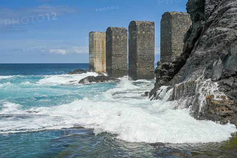 Strong waves, Atlantic coast near Hermigua, in the background the former landing stage Pescante de Hermigua, La Gomera, Spain