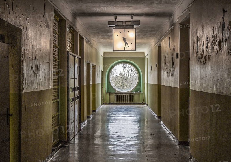Harzgerode, former children's lung sanatorium 1929-1931 by Godehard Schwethelm, closed in 1998, corridor on the second floor with ceiling clock and round window