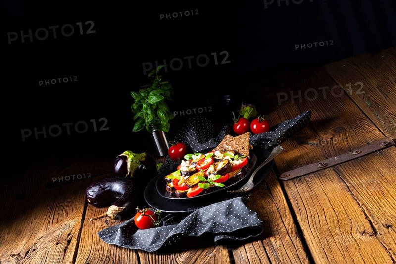 Auberginen gegrillt mit aromatischen Feta-Käse und Tomaten