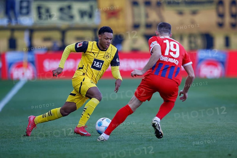 Germany: Soccer 1st Bundesliga, Matchday 20 - 1. FC Heidenheim vs. Borussia Dortmund - Voith-Arena Heidenheim: Jonas FÖHRENBACH 1. FC Heidenheim right controls Julien DURANVILLE Borussia Dortmund on the ball, who sprints to the right