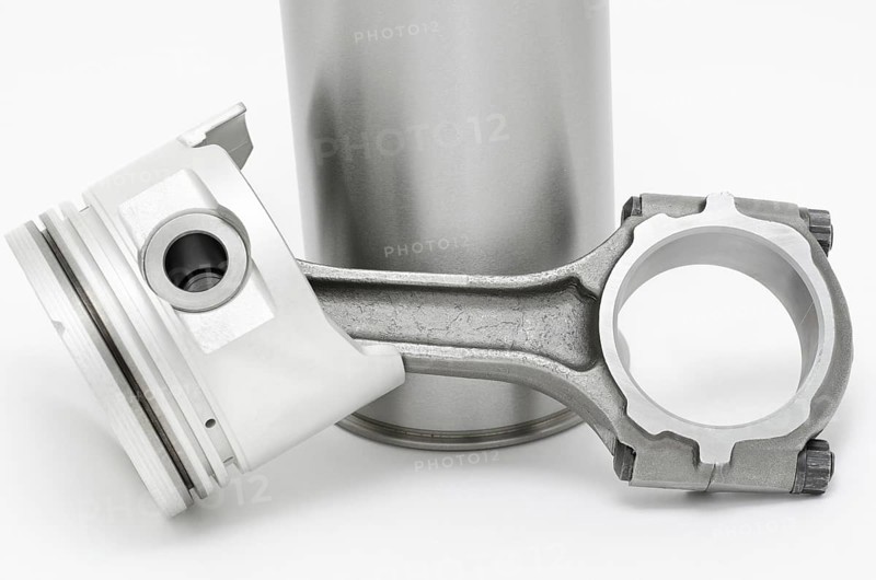 Details of diesel engine - a connecting rod, a piston and a cylinder