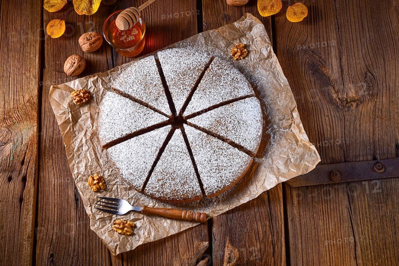 Frischer und leckerer herbstlicher Walnusskuchen mit Honig