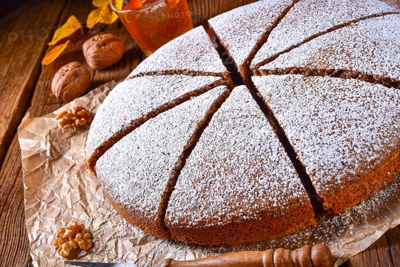 Frischer und leckerer herbstlicher Walnusskuchen mit Honig