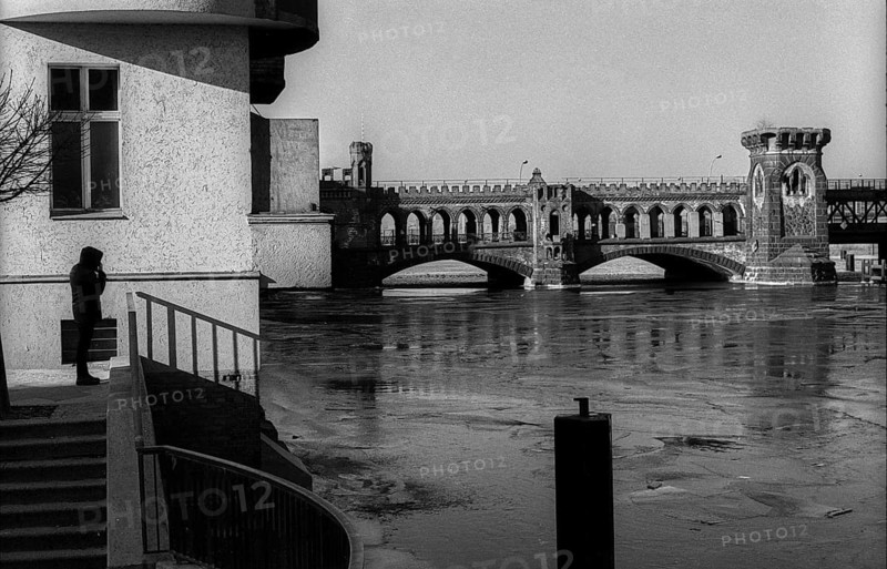 Germany, Berlin, 03.02.1991, View over the Spree (frozen) to the Oberbaum Bridge, Autonomer