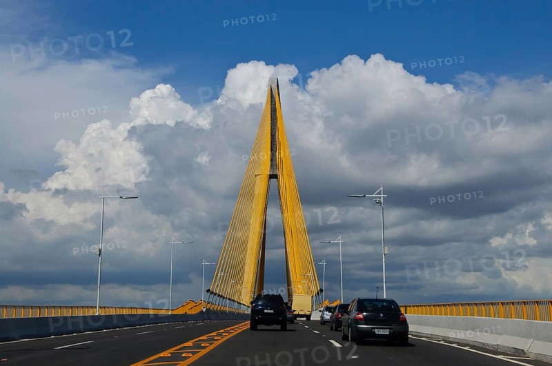 Am 24. Oktober des Jahres 2011 wurde die Brücke Manaus – Iranduba eingeweiht. Mitten im brasilianischen Amazonasgebiet führt sie über den Fluss Rio Negro. Vor dem Bau dieses wichtigen Verbindungsbauwerks (zwi­schen der Millionenstadt Manaus und dem Umland) brauchte man 40 Minuten, um den Rio Negro mit der Fähre zu überqueren. Nun kann man die 3, 6 km in etwas mehr als 5 Minuten zurücklegen. Eine Brücke, die nicht nur die Nutzer des öffentlichen Verkehrswesens sondern auch die gesamte Industrie der Amazonasregion begünstigt. Der Bau der Brücke dauerte 3 Jahre und 10 Monate und wurde vom brasilianischen Unternehmen Camargo Correa durchgeführt. Die Baukosten betrugen 570 Millionen US-Dollar, zusätzliche Baumaßnahmen wie die 7, 4 km langen Zufahrtswege, das Schutzsystem der Pfeiler gegen mögliches Aufprallen von Schiffen, Schiffssignalisierung und Beleuchtung der Brücke sowie der Zufahrten sind darin enthalten. Insgesamt wurden 72 Stützpfeiler, angeordnet in einem Abstand von jeweils 45??M...