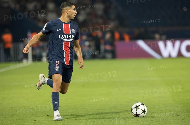 Football match, Achraf HAKIMI Paris St. Germain looking to the right at the ball, Parc des Princes football stadium, Paris