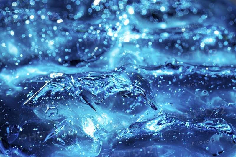 Reinigendes blaues Gel mit Makro-Hintergrundtextur Produkt für Kosmetologie und Dermatologie