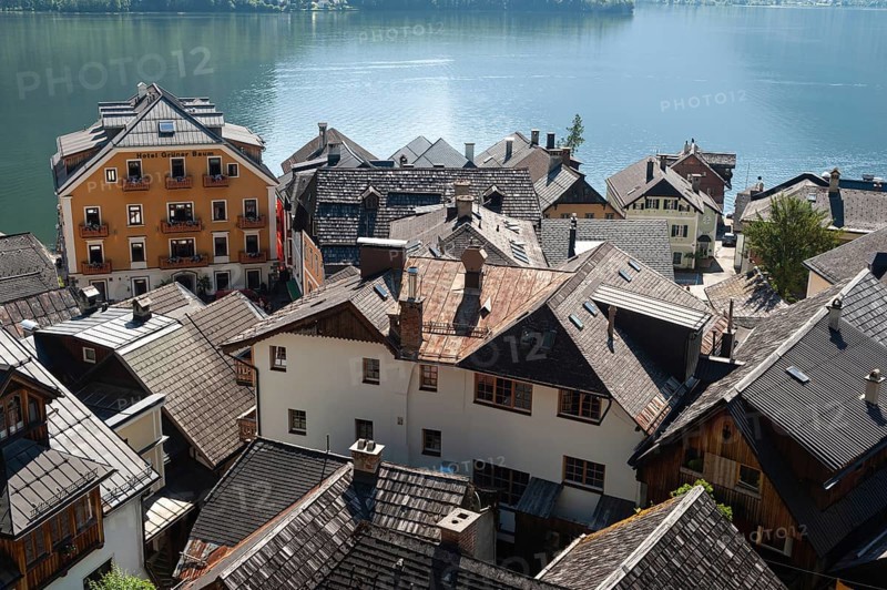 18.06.2019, Hallstatt, Salzkammergut, Upper Austria, Austria, Europe, View of residential buildings in the town centre with Lake Hallstatt in the background. The small town is a favourite travel destination for the Chinese and exists as a replica in the province of Guangdong in China