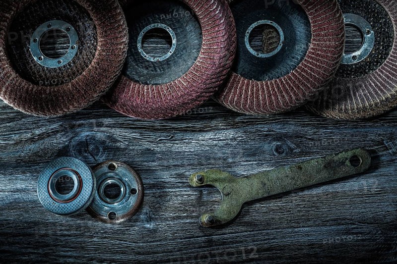 Radial abrasive discs on wooden board