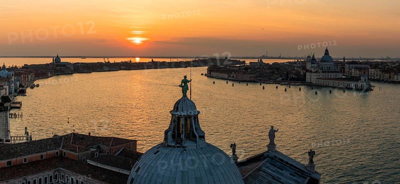 Abendstimmung bei Sonnenuntergang, Ausblick von Kirche San Giorgio Maggiore zur Basilika Santa Maria della Salute, Panoramaaufnahme, Venedig, Venetien, Italien