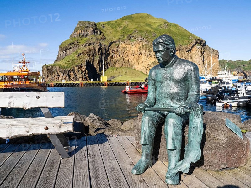 Monument, sculpture of a fisherman, trawler, harbour of Heimaey, Westman Islands, Suðurland or South Iceland, Iceland
