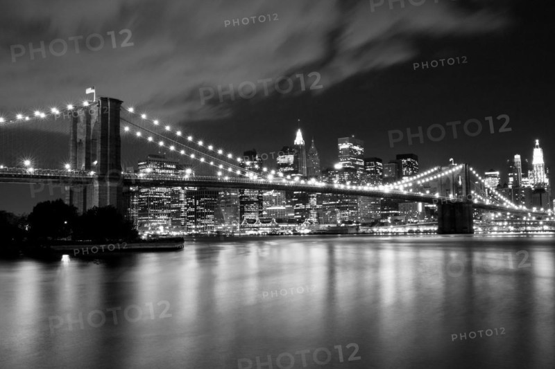 Brooklyn Bridge in black and white. Night scene