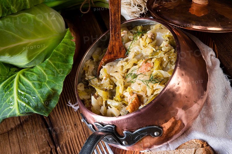 Junger und frischer kohl, gekocht mit speckwürfeln