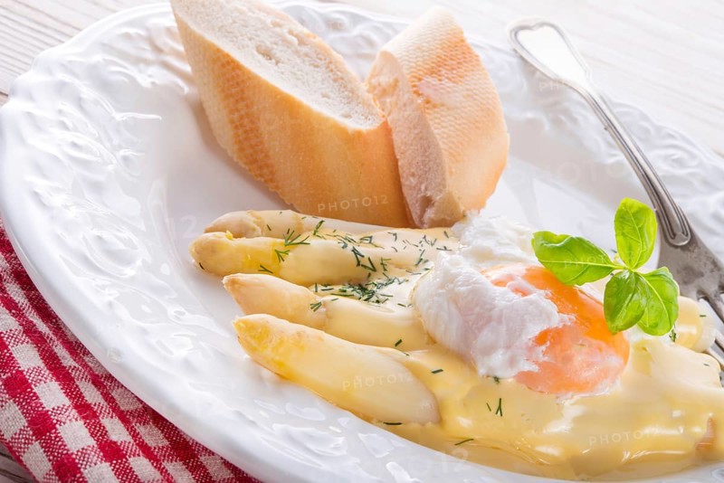 Asparagus with sauce